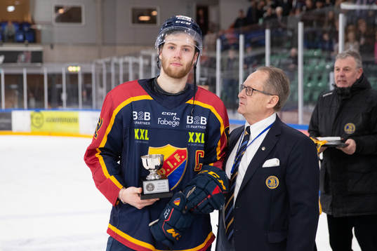 Djurgårdens Wiktor Nilsson med silverpokal och Svenska