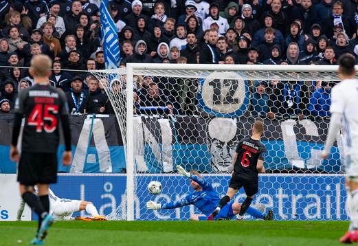 [DK=20220410: Viktor Claesson, FC København med afslutning