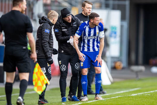 IFK Göteborgs Marcus Berg får behandling