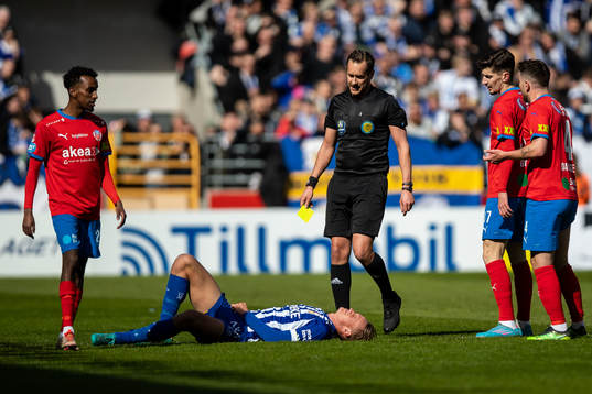 IFK Göteborgs Oscar Vilhelmsson har ont och domare Victor
