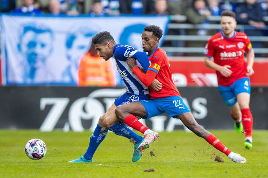 IFK Göteborgs Hosam Aiesh och Helsingborgs Taha Ali