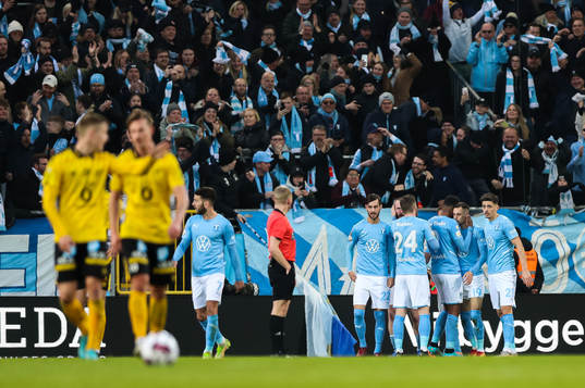 Malmö FFs Veljko Birmancevic jublar med lagkamrater