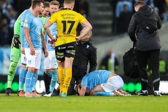 Malmö FFs Dennis Hadzikadunic  har ont