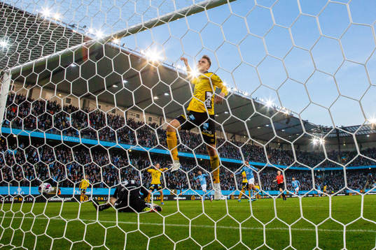 Elfsborgs målvakt Tim Rönning och Leo Väisänen deppar
