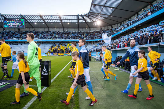 Malmö FFs målvakt Johan Dahlin, Eric Larsson och Jo Inge
