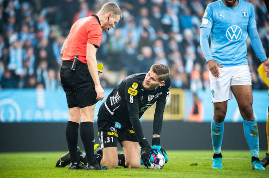 domare Fredrik Klitte och Elfsborgs målvakt Tim Rönning