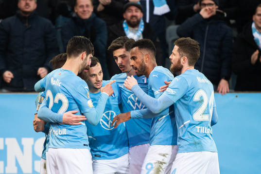 Malmö FFs Veljko Birmancevic jublar med lagkamrater