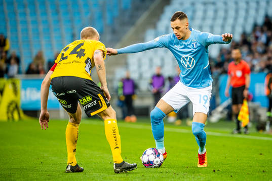 Malmö FFs Veljko Birmancevic mot Elfsborgs Johan Larsson