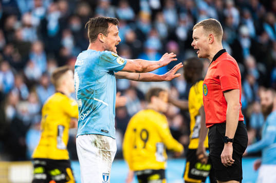 Malmö FFs Eric Larsson och domare Fredrik Klitte