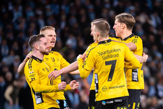 Elfsborgs Simon Olsson jublar med lagkamrater