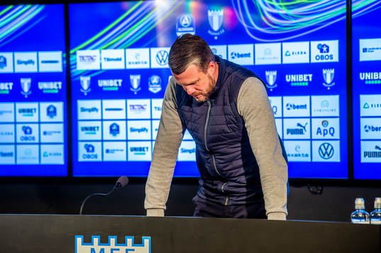 Elfsborgs manager Jimmy Thelin deppar på presskonferensen