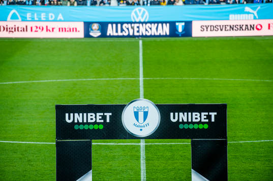 Reklam för Unibet på Eleda stadion innan fotbollsmatchen
