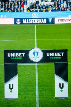 Reklam för Unibet på Eleda stadion innan fotbollsmatchen