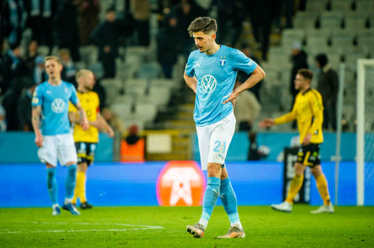 Malmö FFs Dennis Hadzikadunic deppar