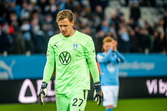 Malmö FFs målvakt Johan Dahlin deppar