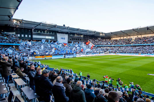 Publiken på Eleda stadion innan fotbollsmatchen i