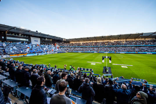 Publiken på Eleda stadion innan fotbollsmatchen i
