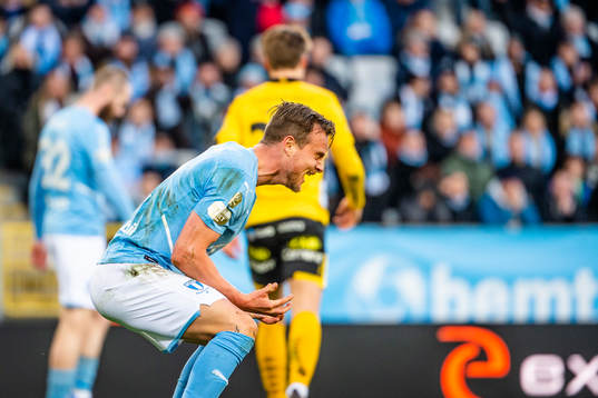 Malmö FFs Eric Larsson deppar