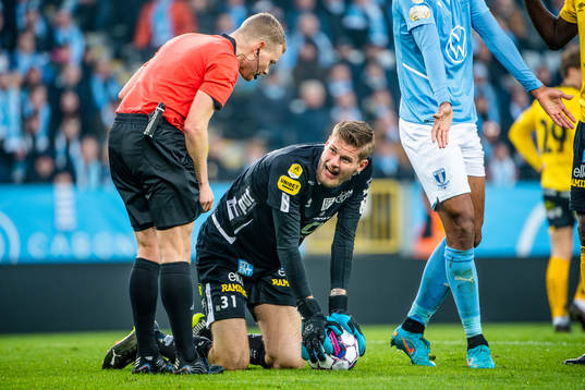 Domare Fredrik Klitte och Elfsborgs målvakt Tim Rönning