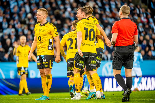 Elfsborgs Simon Olsson jublar med lagkamraterna