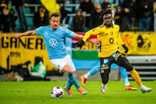 Malmö FFs Eric Larsson mot Emmanuel Boateng