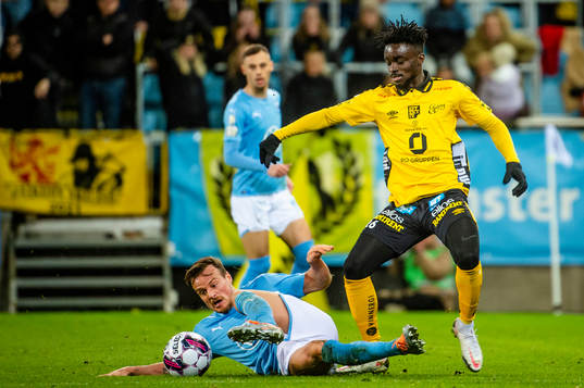 Malmö FFs Eric Larsson mot Emmanuel Boateng