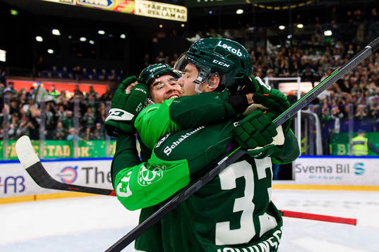 Färjestads Michael Lindqvist och Albert Johansson jublar