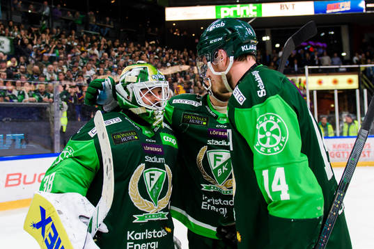 Färjestads målvakt Dominik Furch och Victor Ejdsell jublar