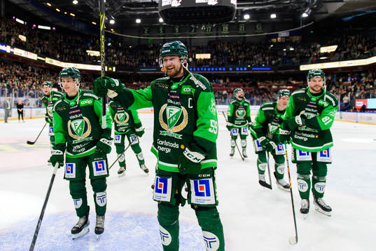 Färjestads Linus Johansson jublar med lagkamraterna