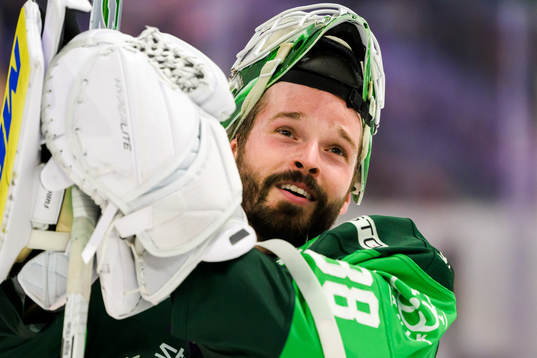 Färjestads målvakt Dominik Furch jublar