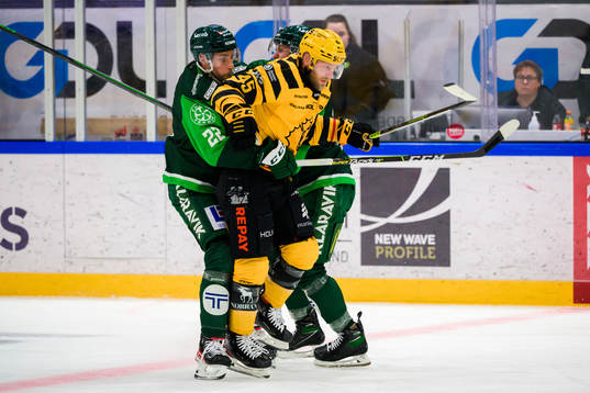 Färjestads Per Åslund och Skellefteås Oscar Möller