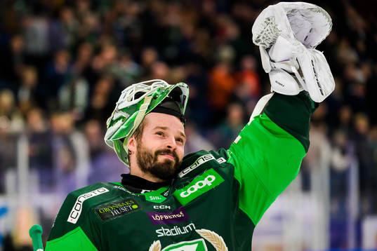 Färjestads målvakt Dominik Furch jublar