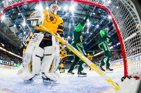 Färjestads Daniel Viksten jublar