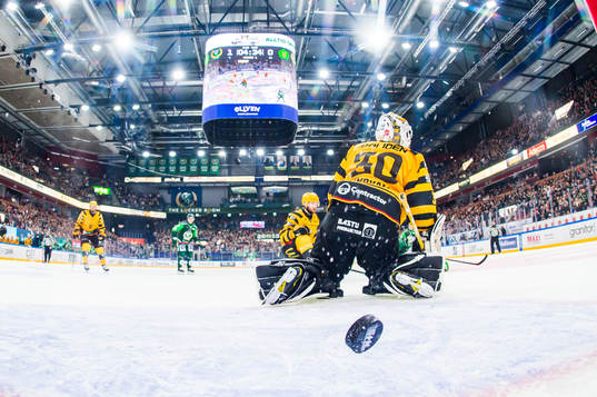 En puck går in i mål bakom Skellefteås målvakt Gustaf