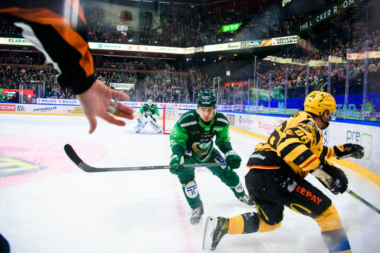 Färjestads Joel Nyström och Skellefteås Rickard Hugg