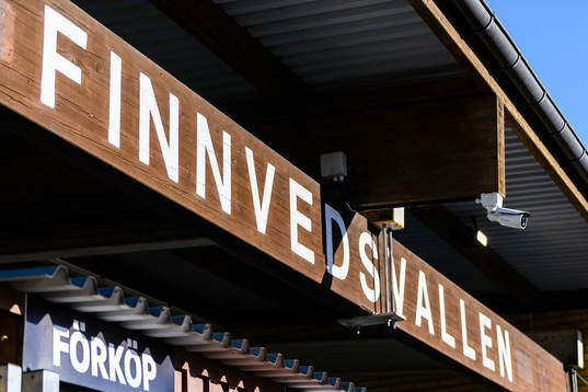 Exteriör vy av Finnvedsvallen före fotbollsmatchen i