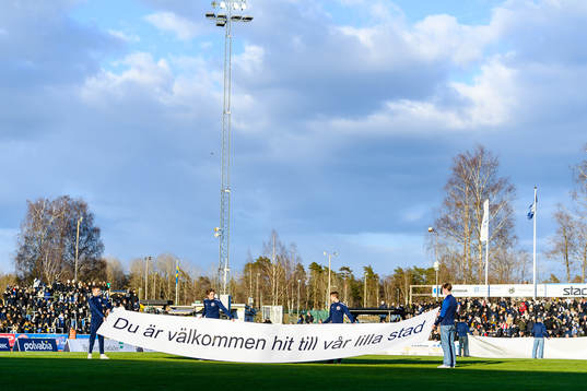 En banderoll hålls upp före fotbollsmatchen i Allsvenskan
