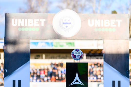 Matcboll med Unibet skyllt bakom före fotbollsmatchen i
