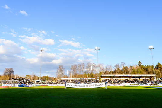 En banderoll hålls upp före fotbollsmatchen i Allsvenskan