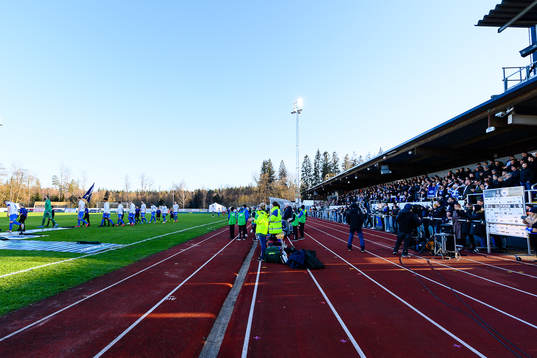 Lagen marscherar in före fotbollsmatchen i Allsvenskan