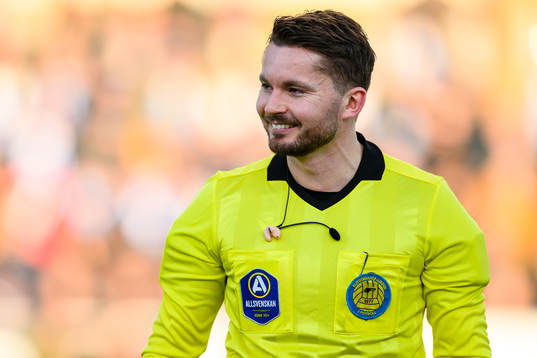 Domare Joakim Östling före fotbollsmatchen i Allsvenskan