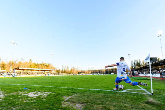 Värnamos Oscar Johansson slår en hörna