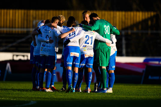 Värnamos spelare samlas före avspark
