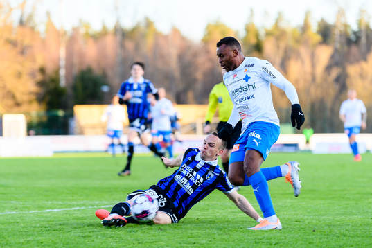 Sirius Aron Bjarnason och Värnamos Abdussalam Magashy