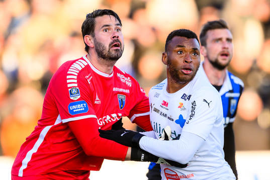 Sirius målvakt Tommi Vaiho och Värnamos Abdussalam Magashy