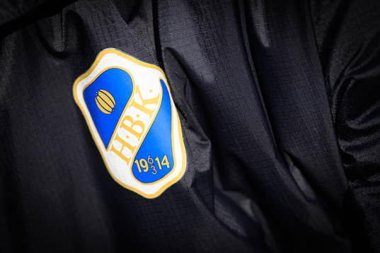 Halmstads logo på en jacka före fotbollsmatchen i