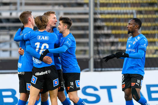 Halmstads Mikael Boman jublar med laget