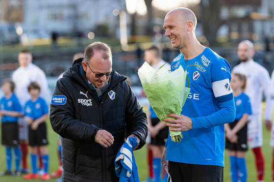 Halmstads Andreas Johansson får en tröja av ordförande