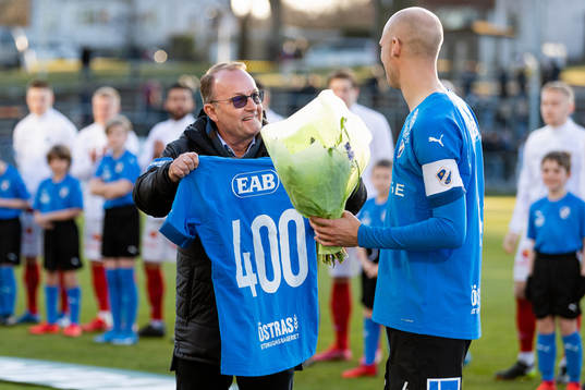Halmstads Andreas Johansson får en tröja av ordförande