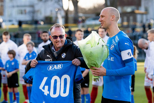 Halmstads Andreas Johansson får en tröja av ordförande